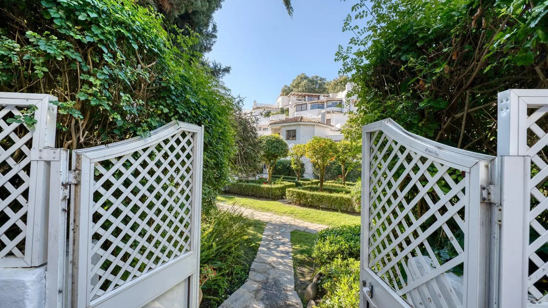 2045 Golden Beach Apartment Steps From The Sea Marbella